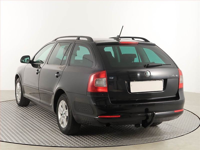 Škoda Octavia (2012) Ambiente 1.6 TDI, Navi - fotka 4 z 17