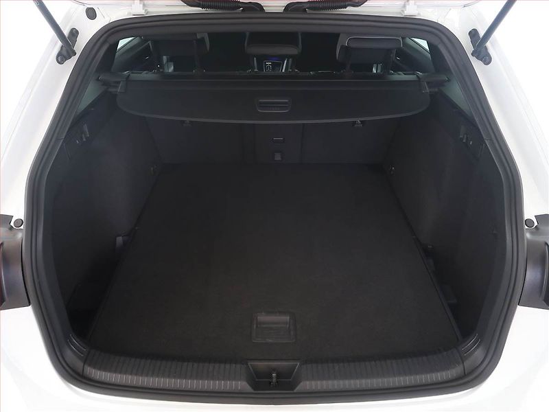 Volkswagen Golf (2023) R-Line 2.0 TDI, Automat - fotka 14 z 28