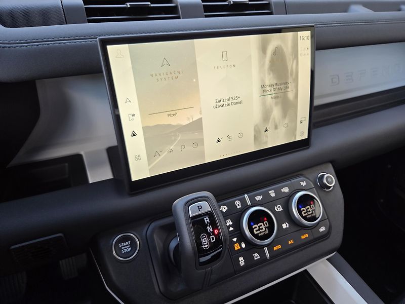 Land Rover Defender (2025) D300 X-DynSE HUD PANO TZ ACC - fotka 25 z 55