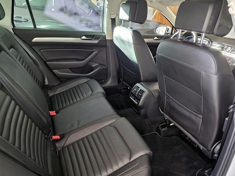 Volkswagen Passat (2019) R-Line 4M  - fotka 11 z 23