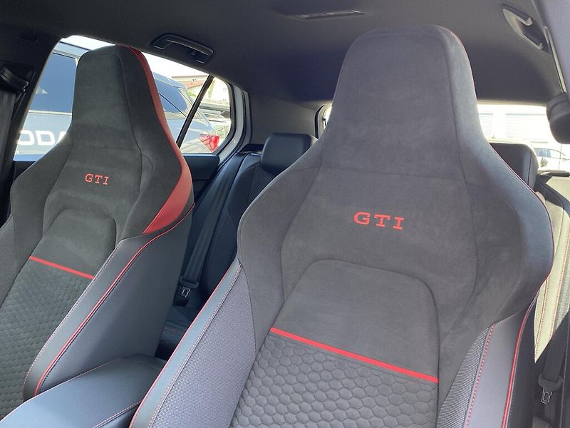 Volkswagen Golf 2,0 TSI 224 kW DSG Clubsport - fotka 21 z 29