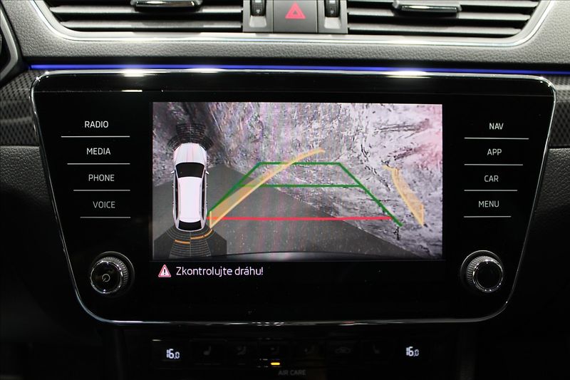 Škoda Superb 2,0 TDI DSG 140KW Sportline - fotka 26 z 37