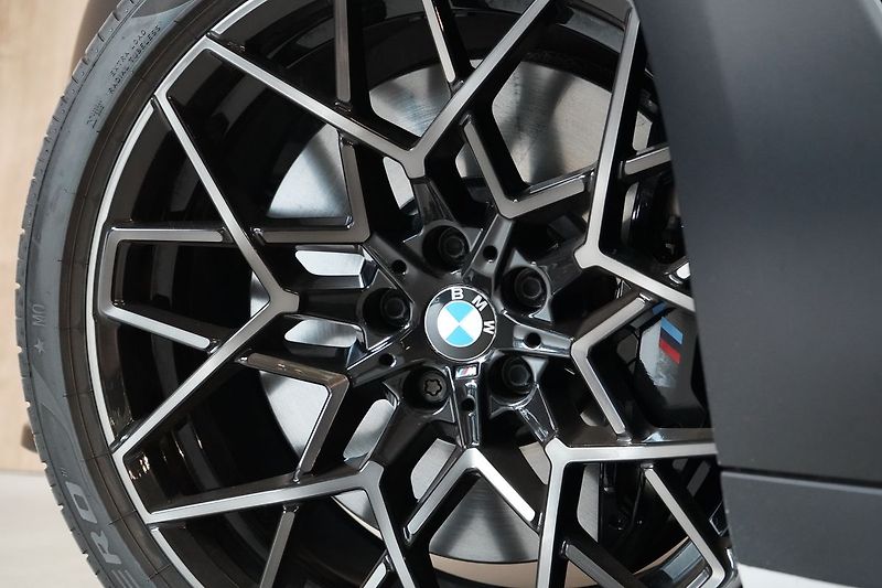 BMW Řada 8 M850i xDrive, Golden Thunder - fotka 15 z 50