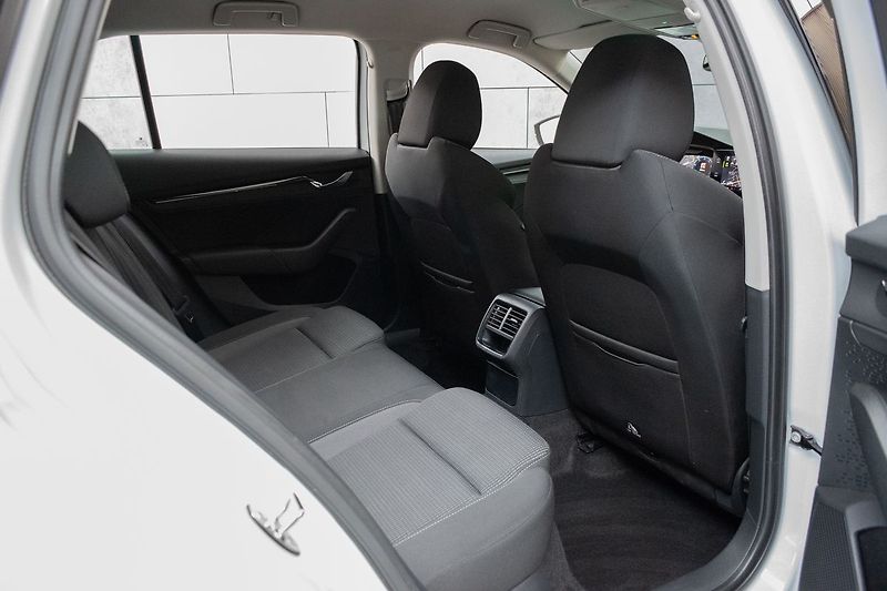 Škoda Octavia 2.0TDI DSG*ACC*MIRROR-LINK*DPH - fotka 13 z 35