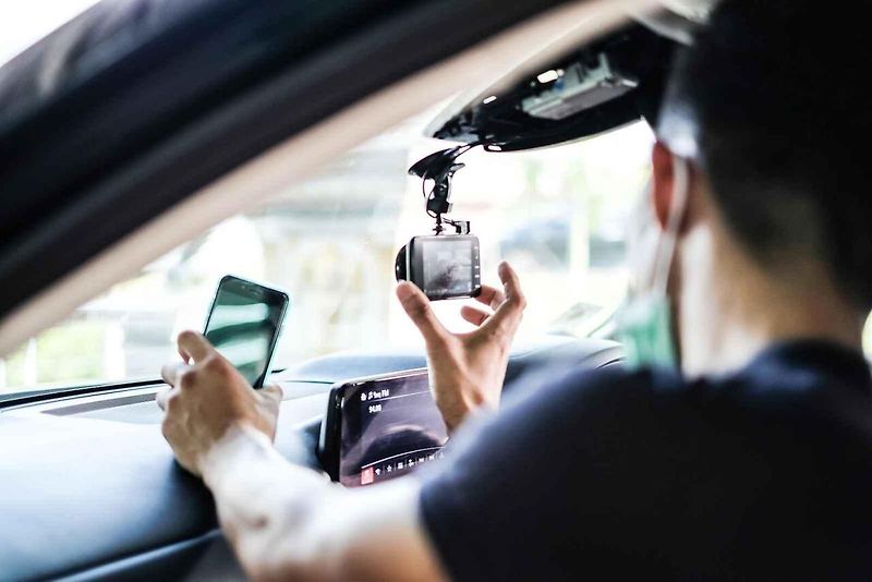 Palubní kamera v autě je často dávána do míst, kde dříve visel na zpětném zrcátku vonící stromeček.