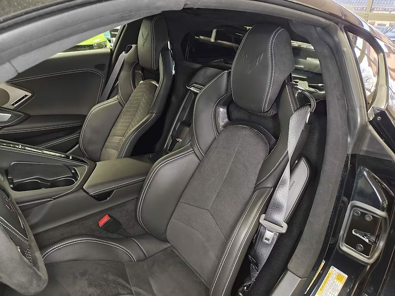 Chevrolet Corvette (2025) 3LT Coupé Lift Nappa Carbon - fotka 9 z 30