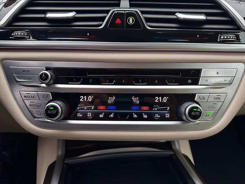 BMW Řada 7 4,4 750i xDrive 390 kW DPH - fotka 37 z 40
