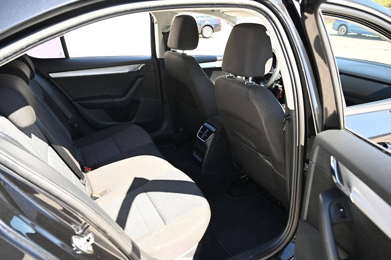 Škoda Octavia 1.6TDI 77KW Ambition rezervace - fotka 30 z 49