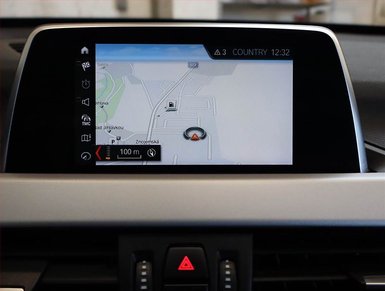 BMW X1 (2018) sDrive18i, Automat, Navi - fotka 12 z 21