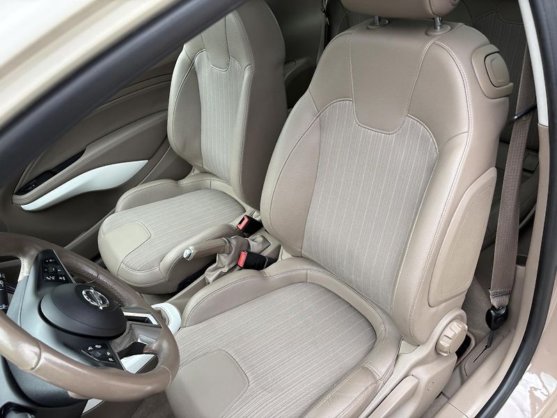 Opel Adam (2013) cappucino/white edition - fotka 26 z 32