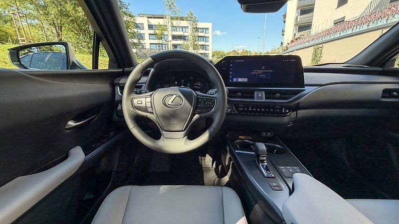 Lexus UX 300h 300H 2,5 HEV F SPORT DESIGN - fotka 11 z 26