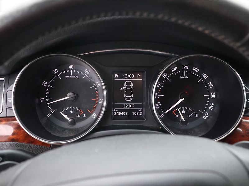 Škoda Superb 3,6 FSI 191kW Exclusive 1.Maj - fotka 14 z 28