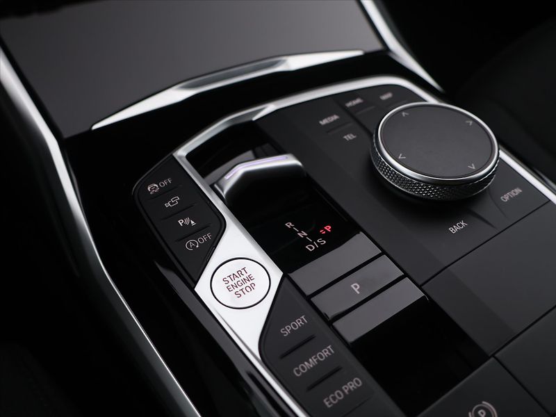 BMW Řada 3 2,0 318i 115kW Aut Virtual LED - fotka 22 z 32