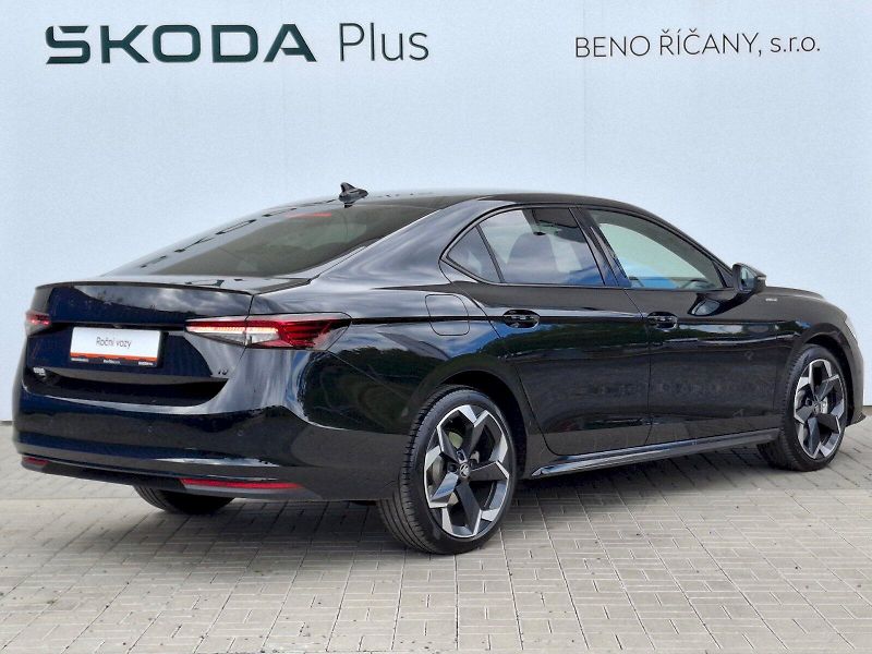 Škoda Superb (2025) iV SportLine DSG 1,5TSi 150kW - fotka 2 z 35