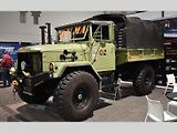 Není nafta? Nevadí, tenhle Jeep Kaiser 4x4 (původně je 6x6) pojede na vše, co hoří.