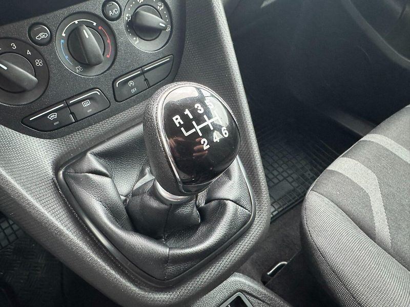 Ford Tourneo Connect (2017) 1,5D 88 KW BEZ AD BLUE DPH - fotka 25 z 43