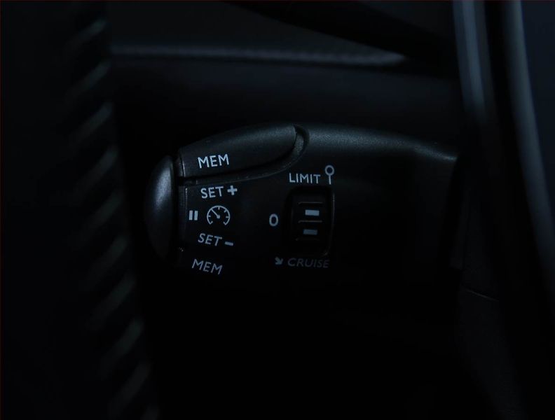 Peugeot 2008 (2020) 1.2 PureTech, Kůže, Tempomat - fotka 16 z 21