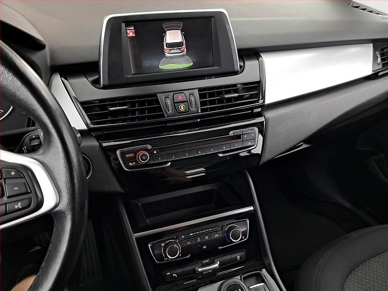 BMW Řada 2 (2016) 216d Gran Tourer, Navi - fotka 12 z 22