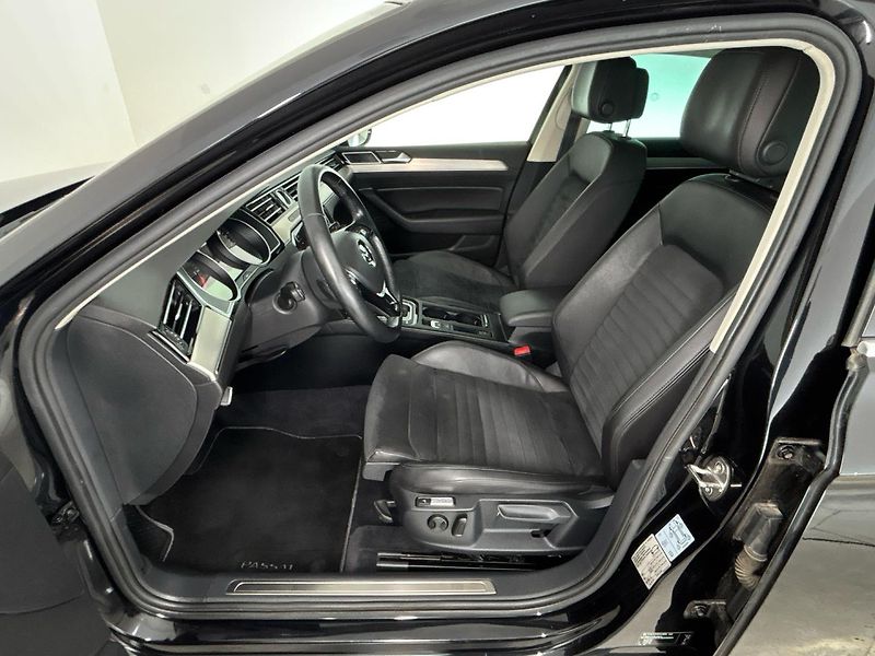 Volkswagen Passat R-Line DSG - fotka 7 z 32