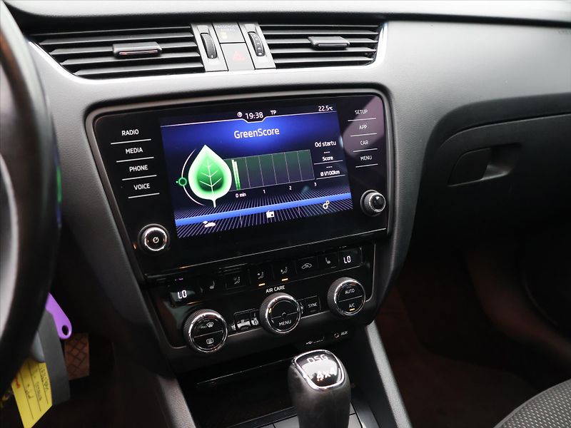 Škoda Octavia Scout 2,0 TDI 135kW DSG 4x4 - fotka 16 z 26