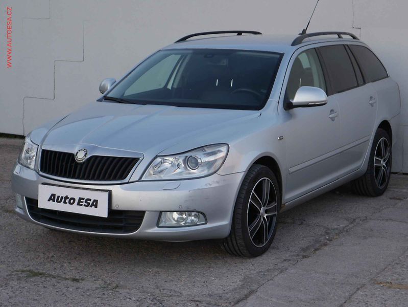 Škoda Octavia (2010) 2.0TDi 4x4, Navi, xenon - fotka 3 z 21
