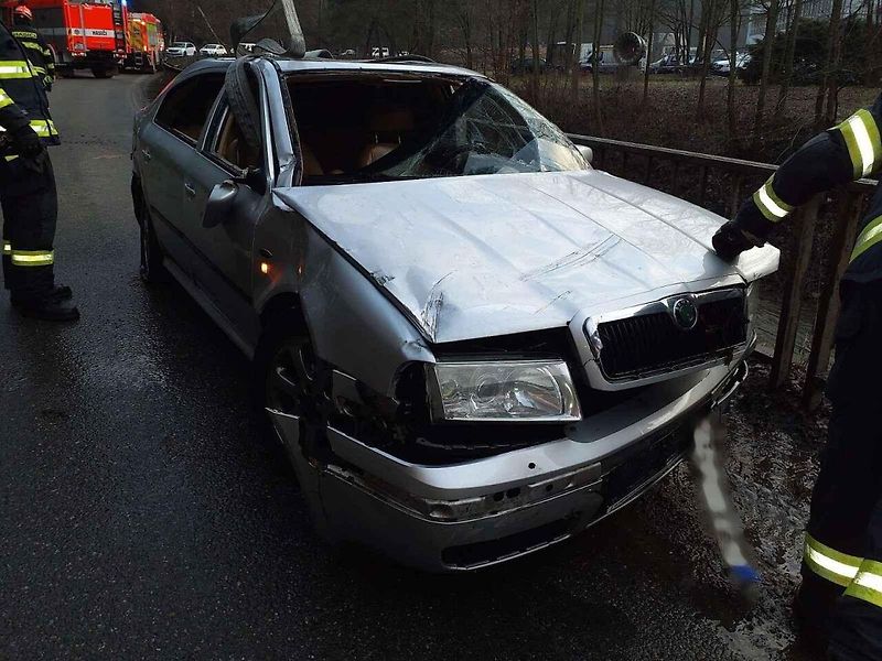 Auto u Blanska zmizelo v řece. Řidič po nehodě čekal na zárchanu na střeše.