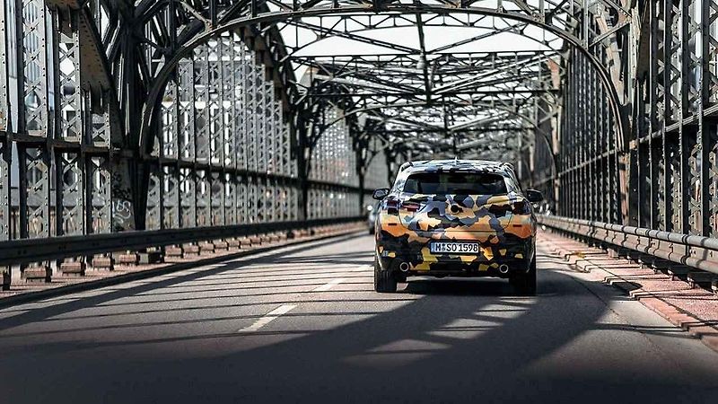 Maskovaný prototyp BMW X2.