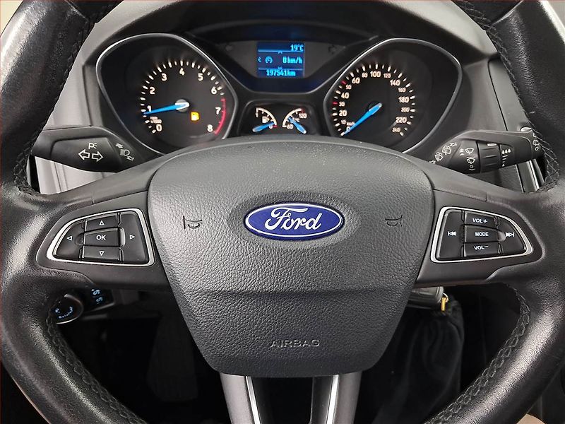 Ford Focus (2018) 1.6 i, Vyhř. sedaček - fotka 16 z 17