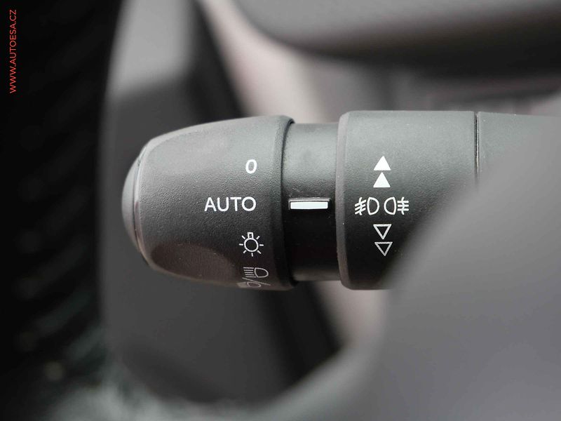 Peugeot 2008 (2018) 1.2PT, AC, park.asist - fotka 13 z 21