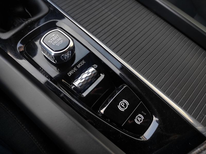 Volvo XC60 2,0 D3 Drive-E, Momentum Pro - fotka 27 z 41