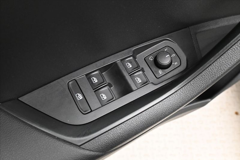 Škoda Karoq 2,0 TDI 85 KW DSG NAVIGACE Zár - fotka 24 z 30