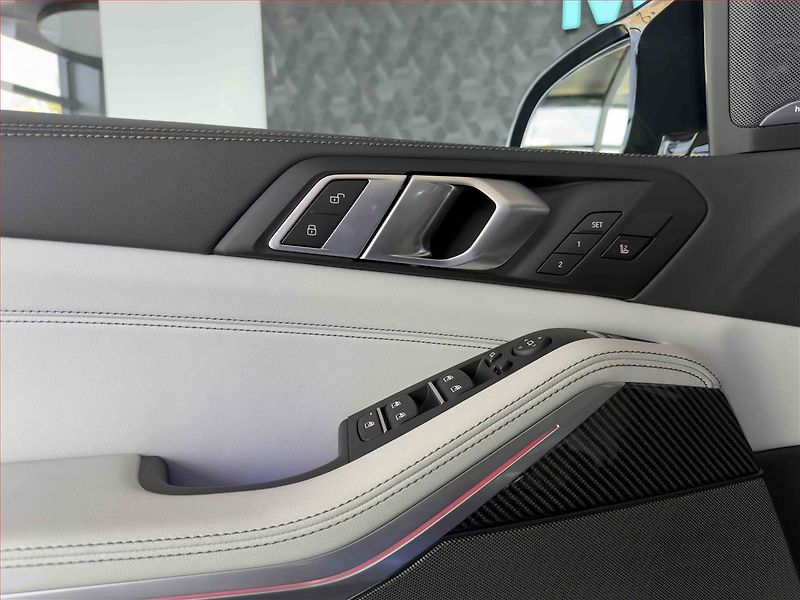 BMW X5 (2025) M60i - fotka 13 z 21