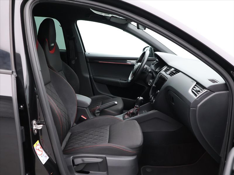 Škoda Octavia 2,0 TDI 135kW CZ Challenge DSG - fotka 12 z 28