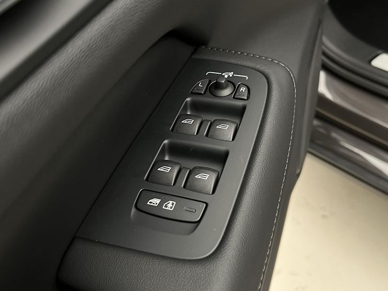 Volvo V60 B4 DARK PLUS AUT - fotka 40 z 42