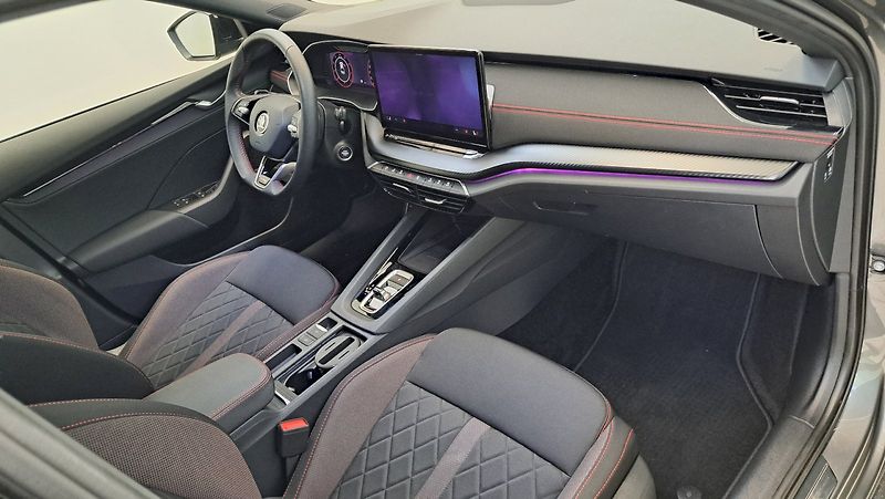 Škoda Octavia (2024) 2.0 TSI RS 195 kW A7F - fotka 14 z 23
