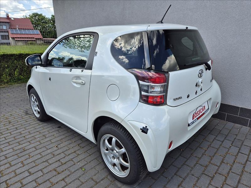 Toyota iQ 1,0 i 50Kw Klima Webasto ALU - fotka 4 z 26