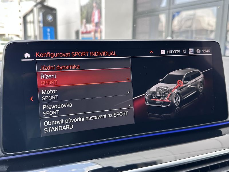 BMW Řada 5 540i xDrive M-Sport Touring - fotka 15 z 28