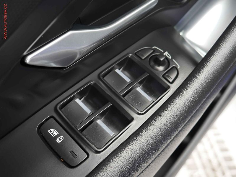 Jaguar E-Pace (2018) 2.0 D, LED, navi, kamera - fotka 17 z 20