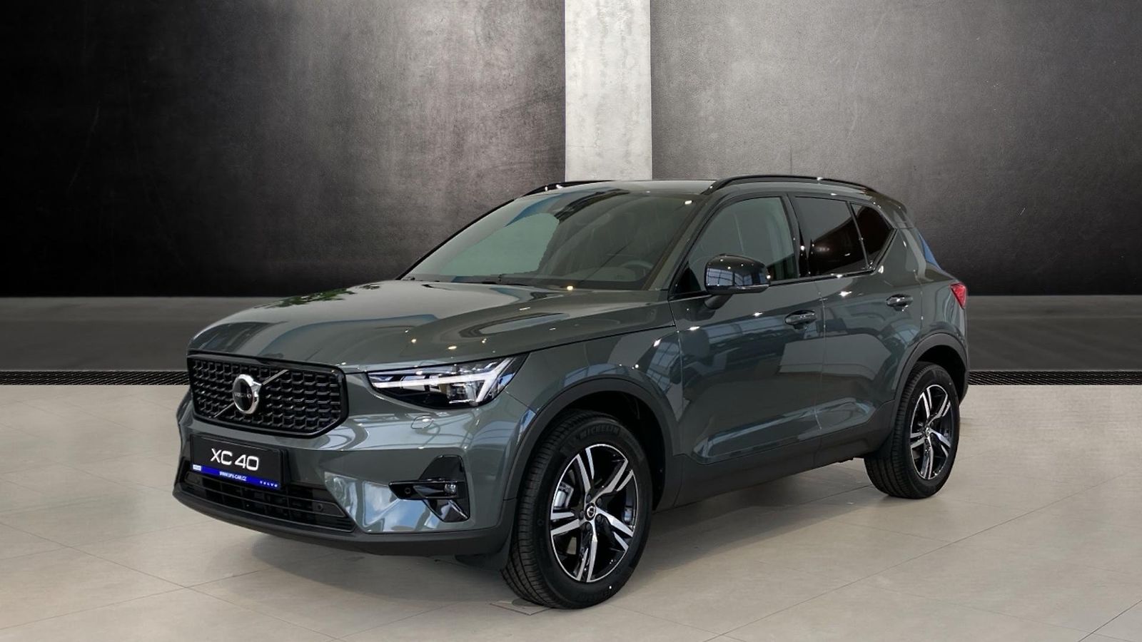 Volvo XC40 PLUS DARK, B4 FWD, 145+10 kW /