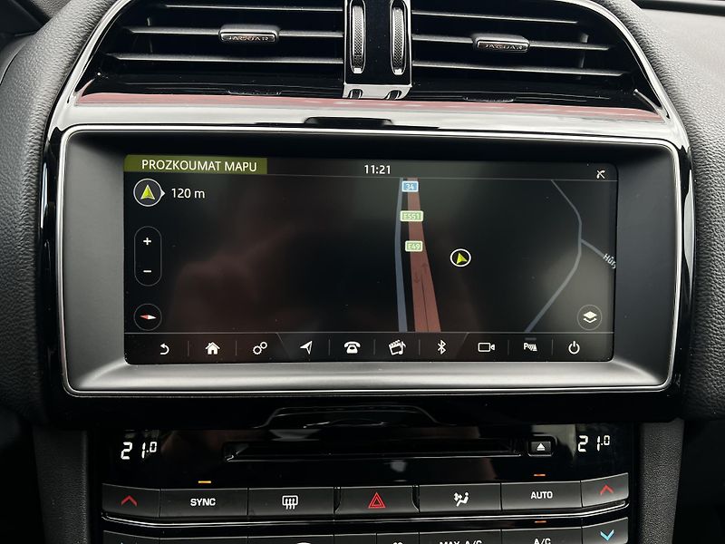 Jaguar F-Pace 25D AWD 177kW R-Sport DPH TZ - fotka 17 z 29