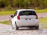Nissan vyvinul prototyp vozu s nanolakem, který odpuzuje špínu.