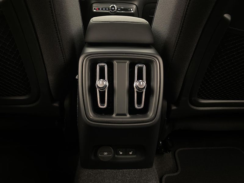 Volvo XC40 PURE ELECTRIC RECHARGE CORE  - fotka 30 z 55