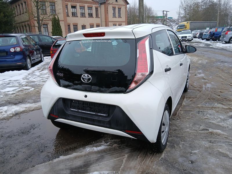 Toyota Aygo 1.0, 51 kW, klima - fotka 10 z 26