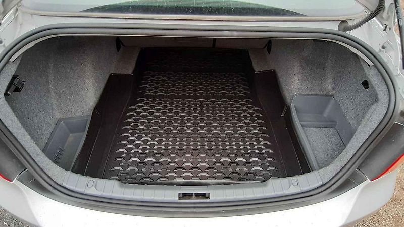 Přední část jakoby byla z většího vozu, než ta zadní. Tuto asymetrii ale BMW dotáhlo do extrému až u některých kusů jedničkové řady.