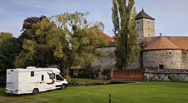 Není mnoho míst, kde můžete nocovat hned za hradní zdí. Jedním z nich je stellplatz Švihov.