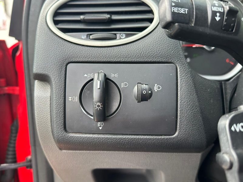 Ford Focus (2010) 1.6TDCi, 66KW, VYHŘ. SEDADLA - fotka 18 z 22