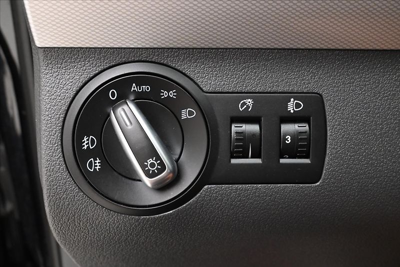 Volkswagen Touran 2,0 TDI 103kW DSG 7 míst Nová - fotka 26 z 31