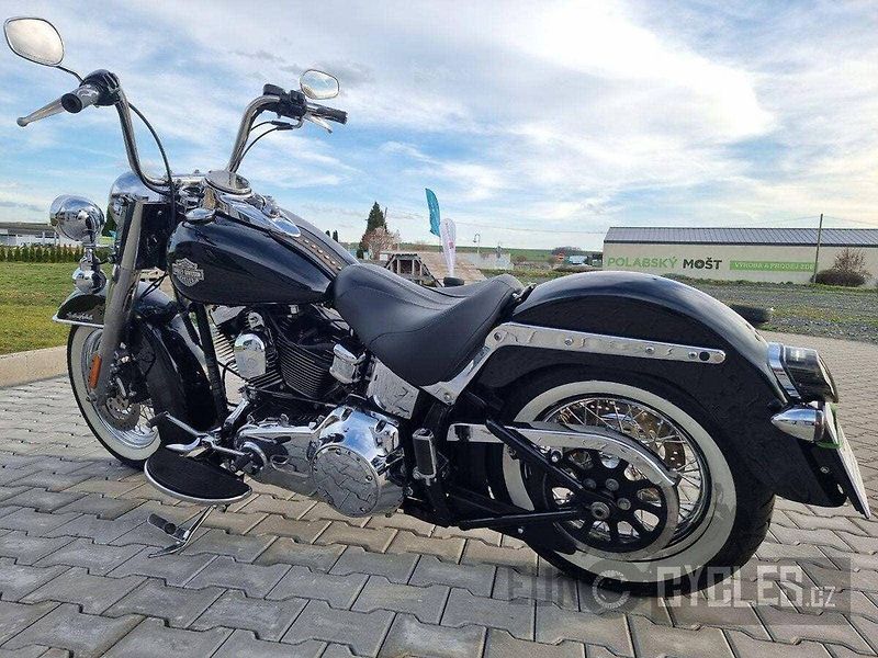 Harley-Davidson FLSTC Heritage Softail Classic (2010) - fotka 9 z 18