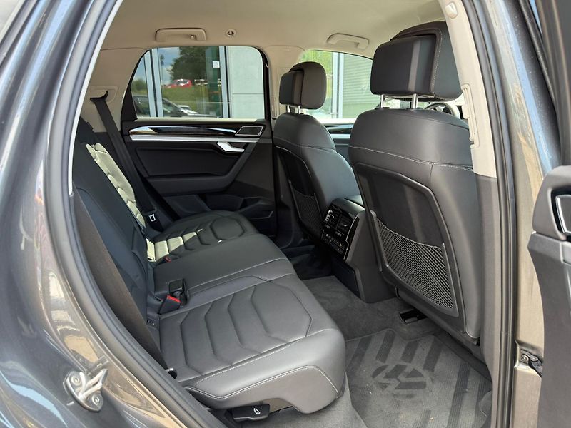 Volkswagen Touareg R-Line 3.0TDI 210kW A8 4x4 - fotka 20 z 24