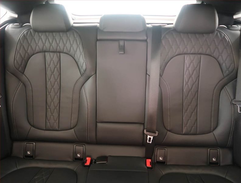 BMW X6 (2021) xDrive30d, ACC, Výhřev, Kamera - fotka 10 z 20